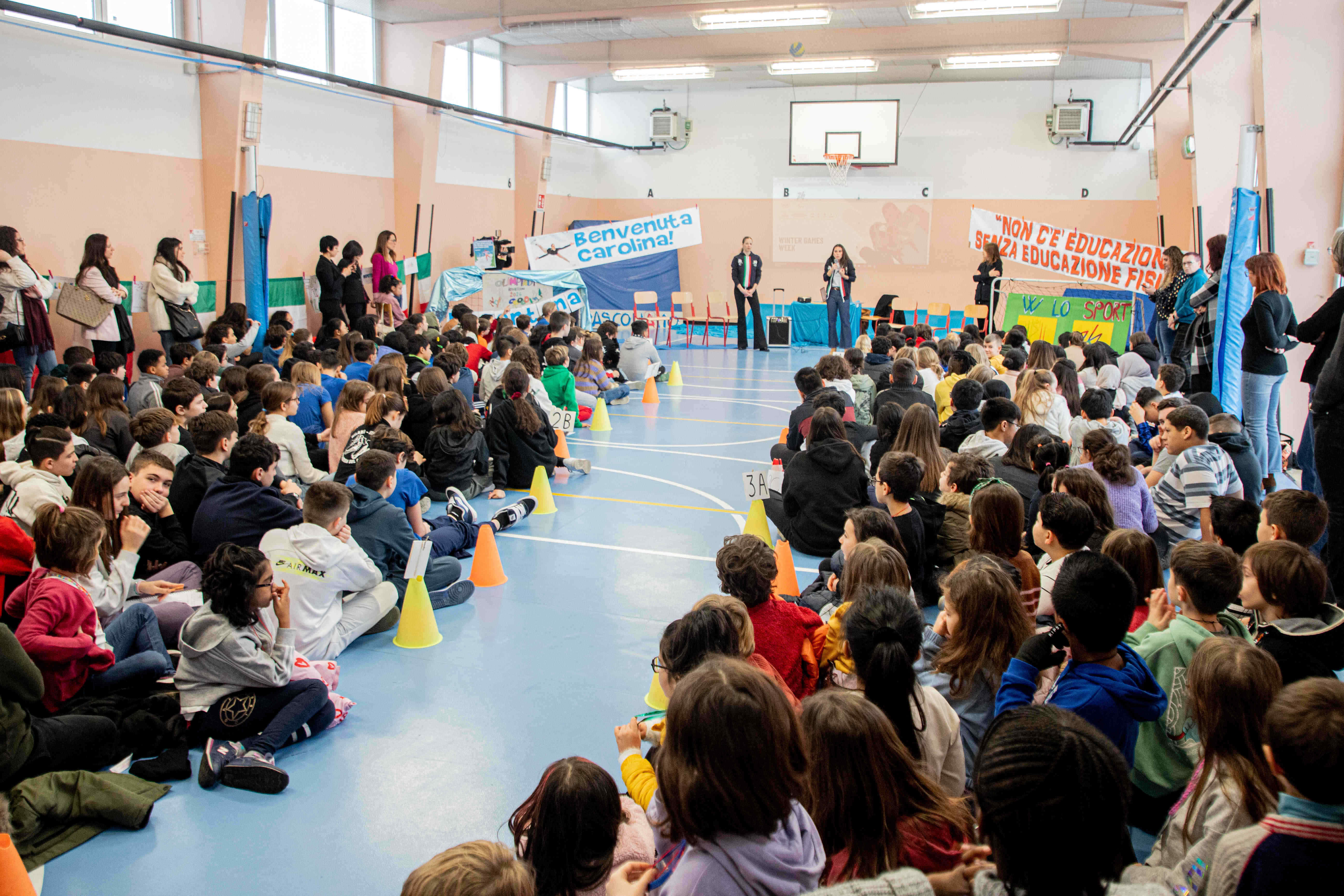 Foto alunni Istituto Galli riuniti in palestra per una iniziativa del Programma Education GEN26